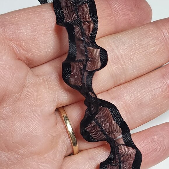 Labradorite wire-wrapped ruffled black ribbon necklace - Picture 5 of 10